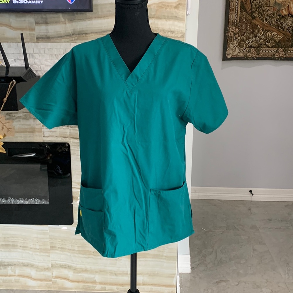 Wonder Wink Green Scrub Top Women’s. Size M